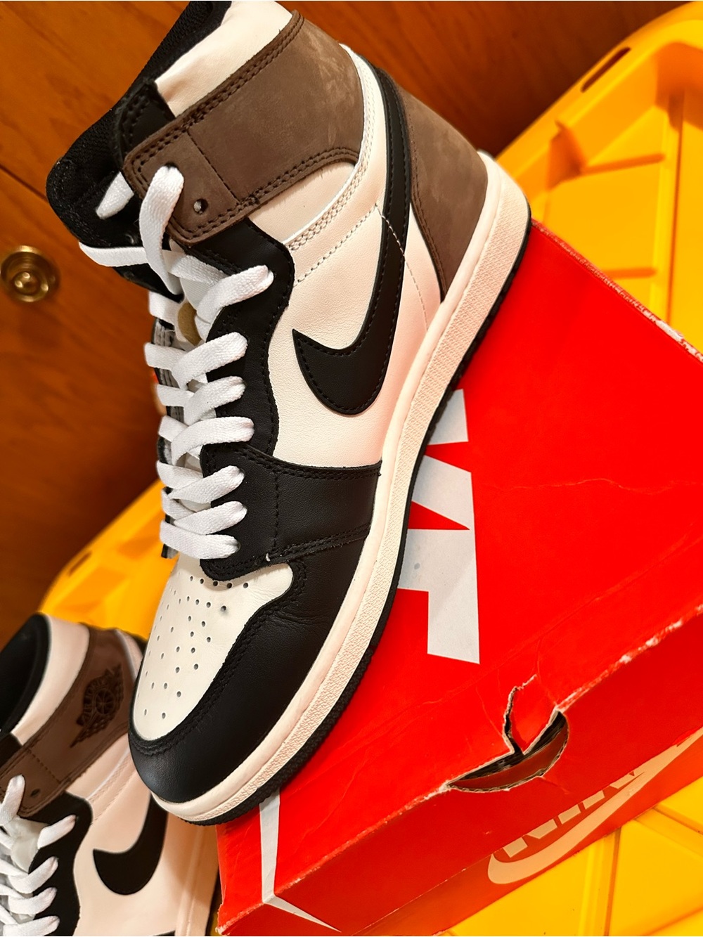 Nike Air Jordan 1 High Men's Dark Mocha Sneakers Size 9.5 men’s - Picture 7 of 12